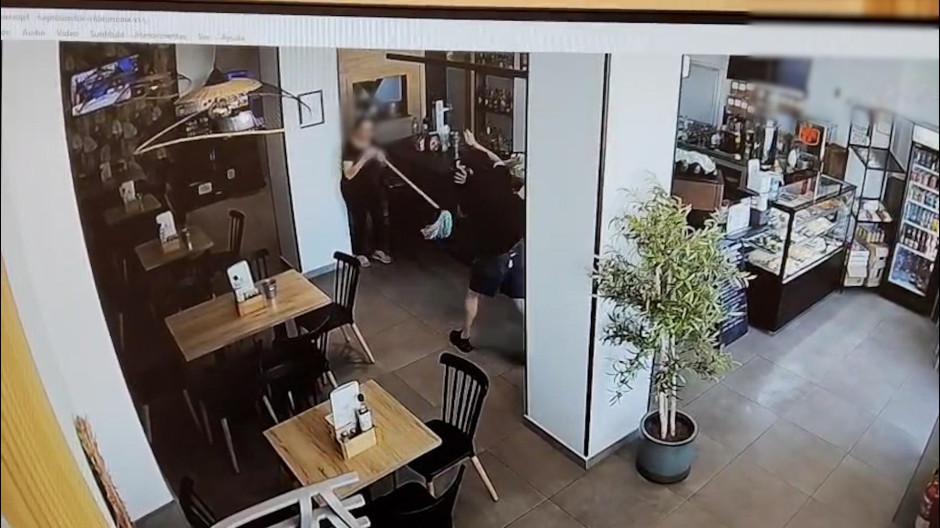 EuropaPress_6836687_empleada_cafeteria_roquetas_mar_almeria_defiende_atracador_ya_detenido