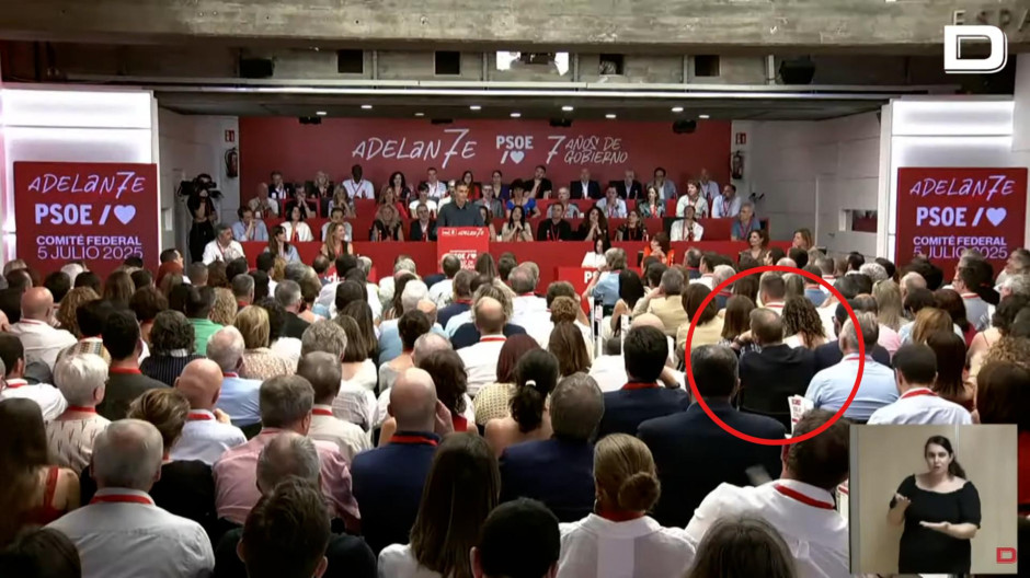 Page no se levanta a aplaudir a Sánchez cuando termina su discurso en el Comité Federal