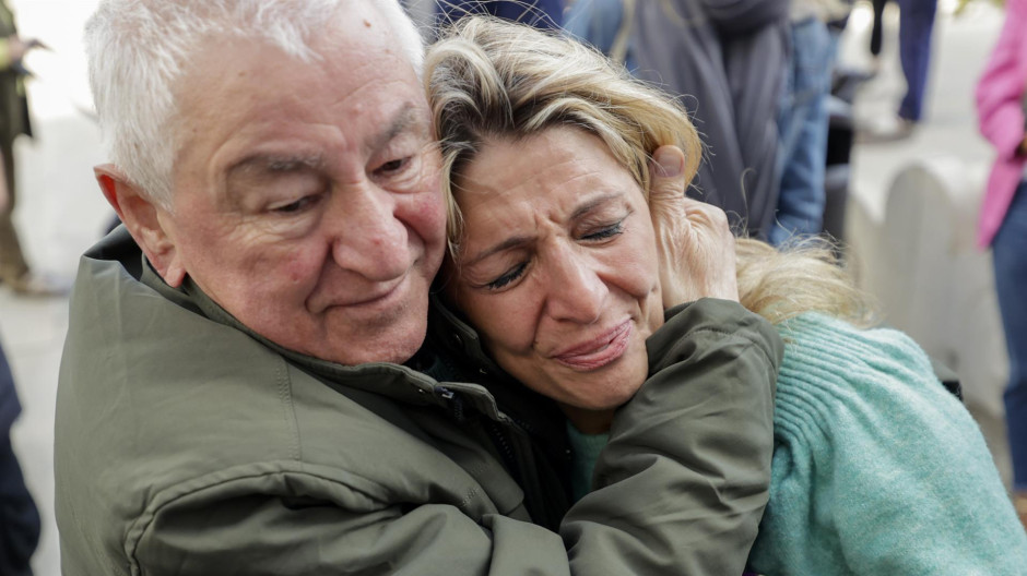 La líder de la plataforma Sumar, Yolanda Díaz, saluda emocionada a su padre, Suso Díaz