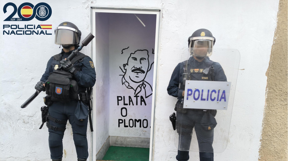 EuropaPress_6848460_agentes_policia_nacional_frente_entrada_punto_venta_droga_soledat
