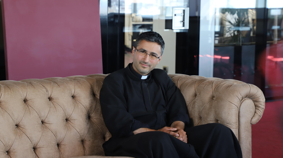 El 'cura malabarista' que usa sus trucos (como San Juan Bosco) para acercar a los jóvenes a Dios