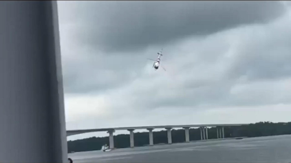 Un helicóptero policial se estrella en un río durante un entrenamiento en Malasia