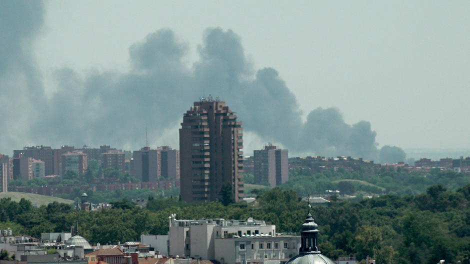 Un incendio de pastos en la Cañada Real de Madrid provoca una intensa humareda