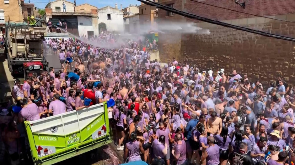 San Asensio se tiñe de rosa en la batalla del clarete disparando 40.000 litros de vino rosado