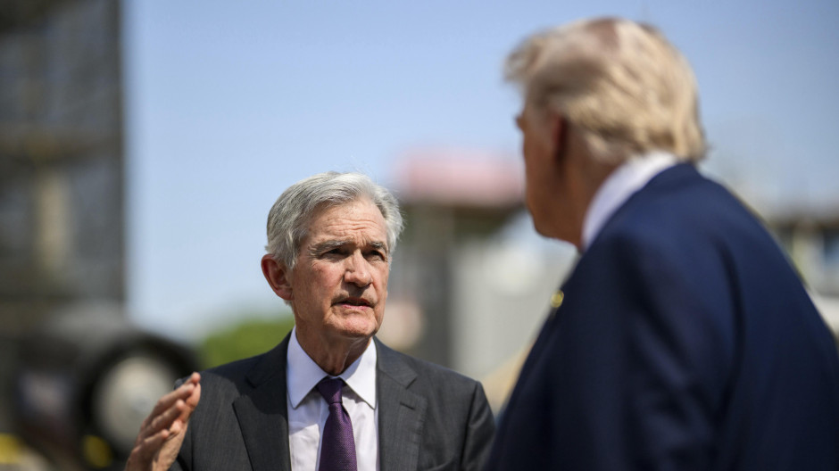 El presidente de la Reserva Federal de Estados Unidos (Fed), Jerome Powell, saluda al presidente de EE.UU., Donald Trump