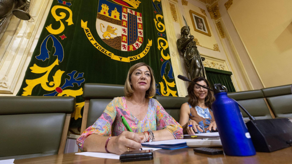 La alcaldesa de Jumilla, Seve González (c)