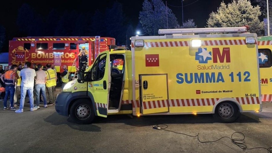 Bomberos de la Comunidad de Madrid y sanitarios del Summa 112 en el incendio de Tres Cantos