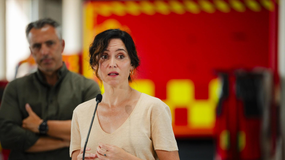 La presidenta de la Comunidad de Madrid, Isabel Díaz Ayuso, en su visita al Parque Central de Bomberos