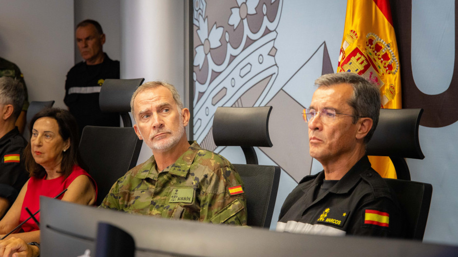 El Rey Felipe VI visita la UME para interesarse por la situación de los incendios en España