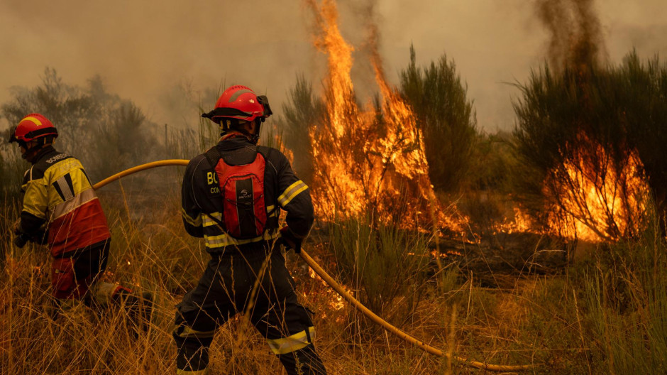 Tragedia en León: muere un bombero al volcar una autobomba durante labores de extinción