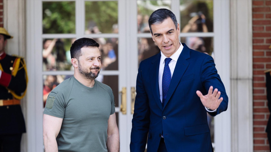 El presidente de Ucrania, Volodimir Zelenski (i) y el presidente del Gobierno, Pedro Sánchez