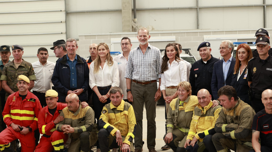 Los Reyes, junto con varios equipos de extinción de incendios y autoridades en Orense