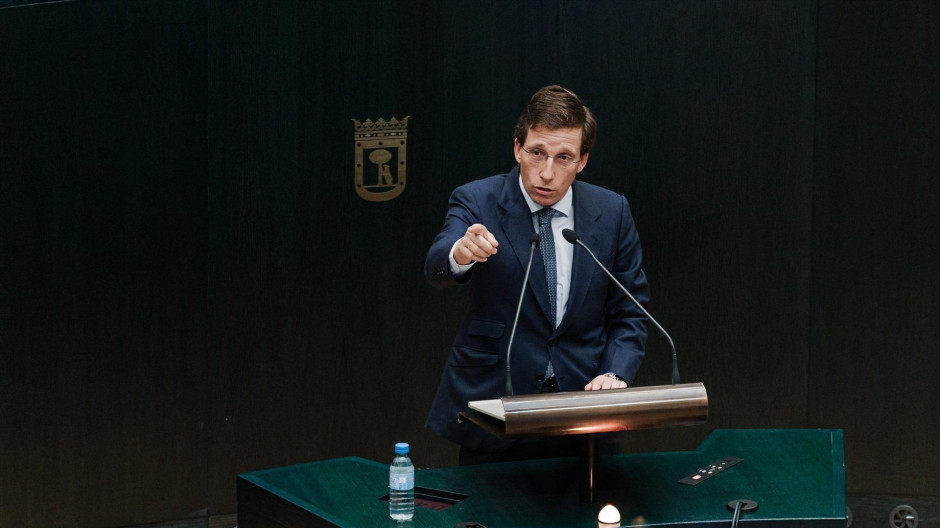 El alcalde de Madrid, José Luis Martínez Almeida, durante un pleno municipal