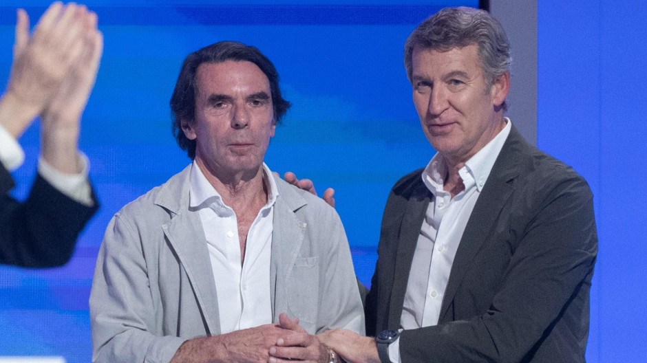 El líder del Partido Popular, Alberto Núñez Feijóo, y el expresidente del Gobierno, José María Aznar