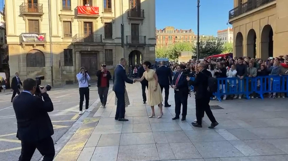Los Reyes y la Princesa recibidos en Pamplona con la única ausencia del alcalde bildutarra