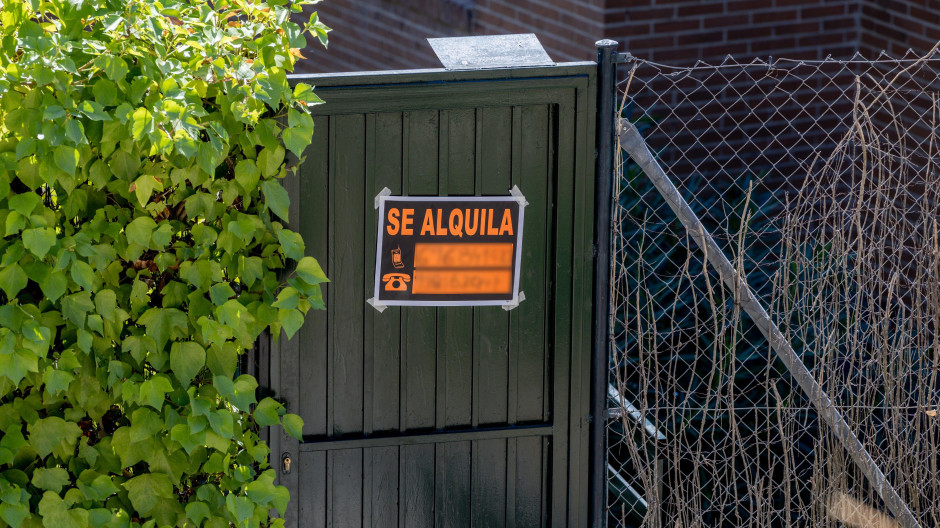 Un cartel que anuncia que se alquila una vivienda