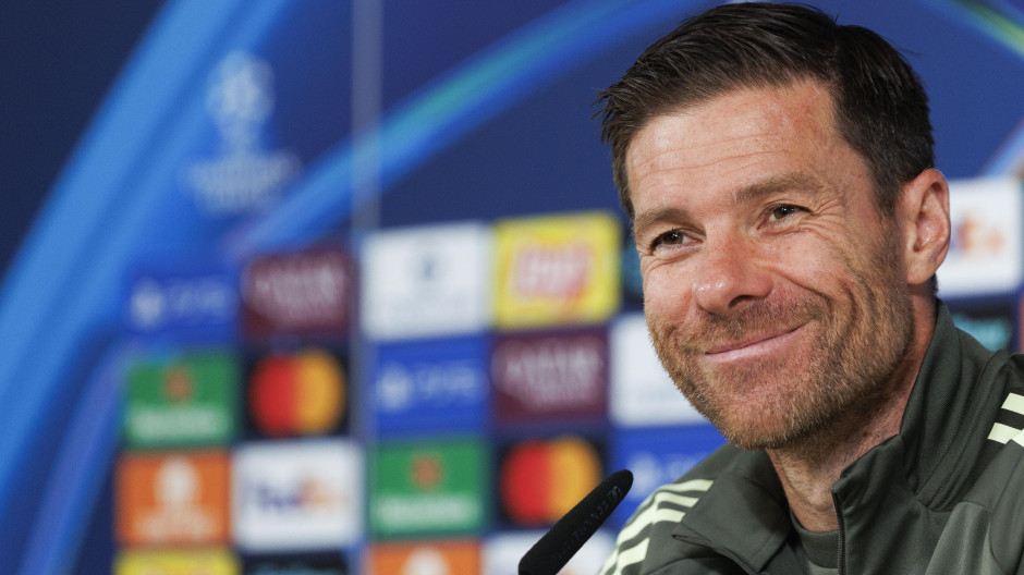 Xabi Alonso defiende a Vinicius: «Estoy muy contento de verle disfrutar y sonreír»