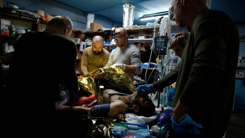 Sanitarios ucranianos operando en el frente