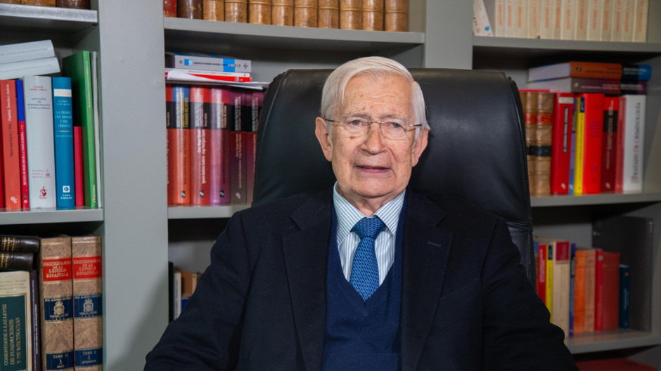 Óscar Alzaga posando para su entrevista en El Debate
