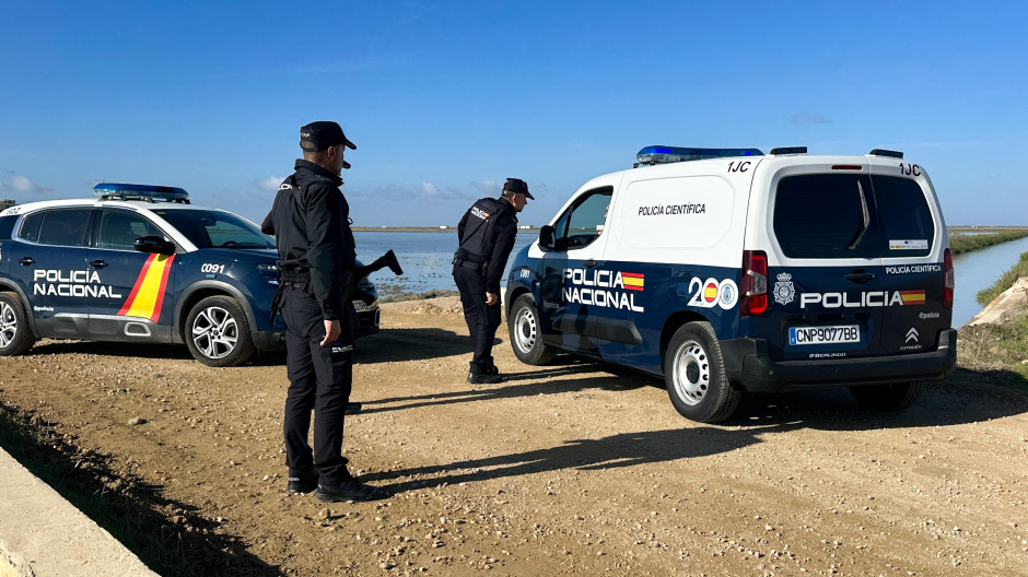 Un policía nacional se encuentra en estado crítico tras sufrir un disparo por parte de un hombre que se mantiene atrincherado en una nave de Isla Mayor (Sevilla