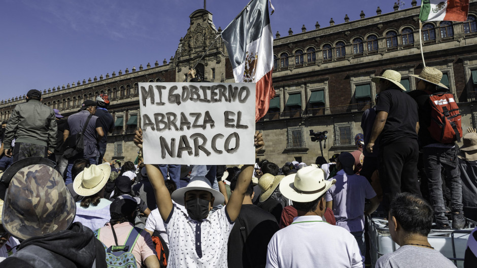 Personas identificadas como Generación Z marcharon desde el Ángel de la Independencia hasta la Plaza de Armas de la Ciudad de México