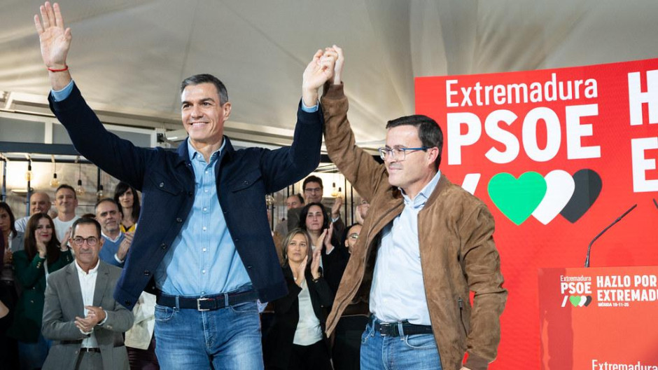 Pedro Sánchez y Miguel Ángel Gallardo, en el mitin de Mérida
