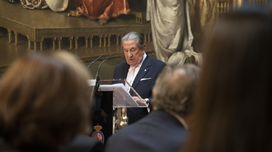 Francisco Vázquez recibe el Premio Iurisgama en el Senado