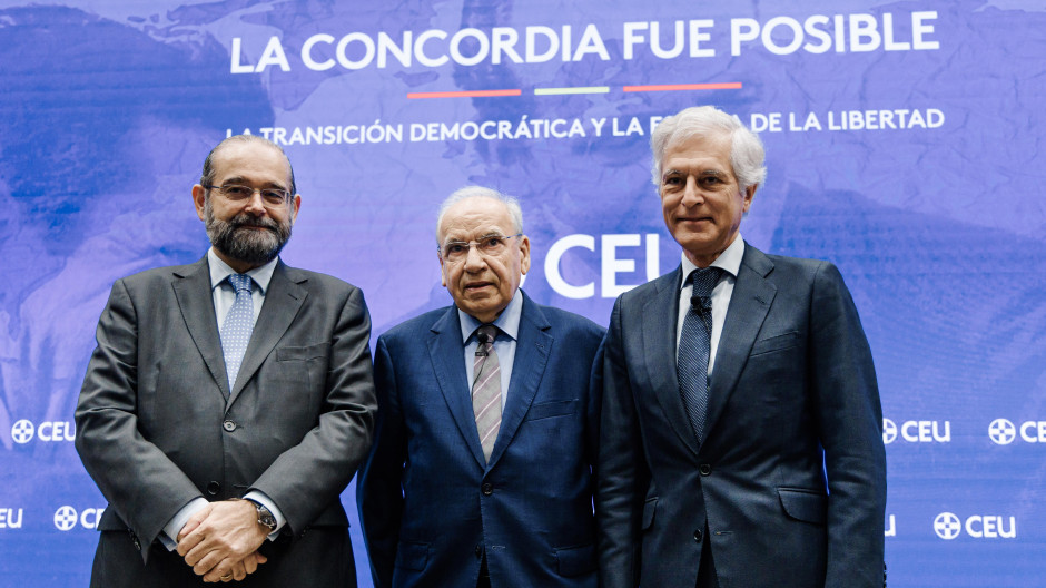 Alfonso Bullón de Mendoza, Alfonso Guerra y Adolfo Suárez Illana, en el CEU