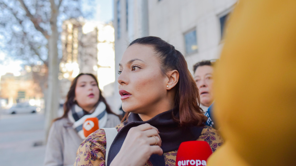 EuropaPress_6456303_actriz_elisa_mouliaa_llega_declarar_juzgados_plaza_castilla_16_enero_2025