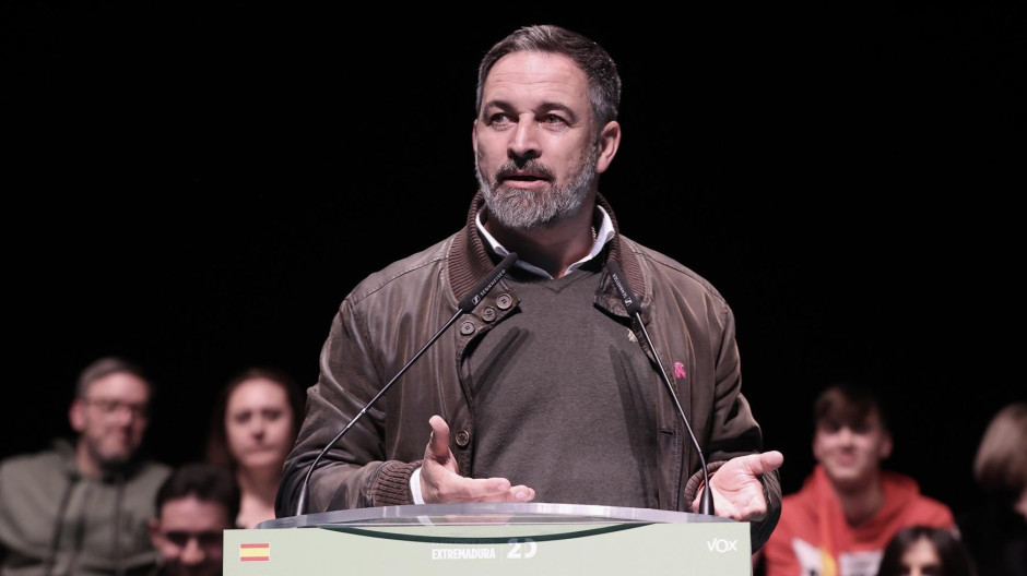 Abascal pide a Feijóo y a Page que se junten «para algo» y presenten una moción de censura contra Sánchez