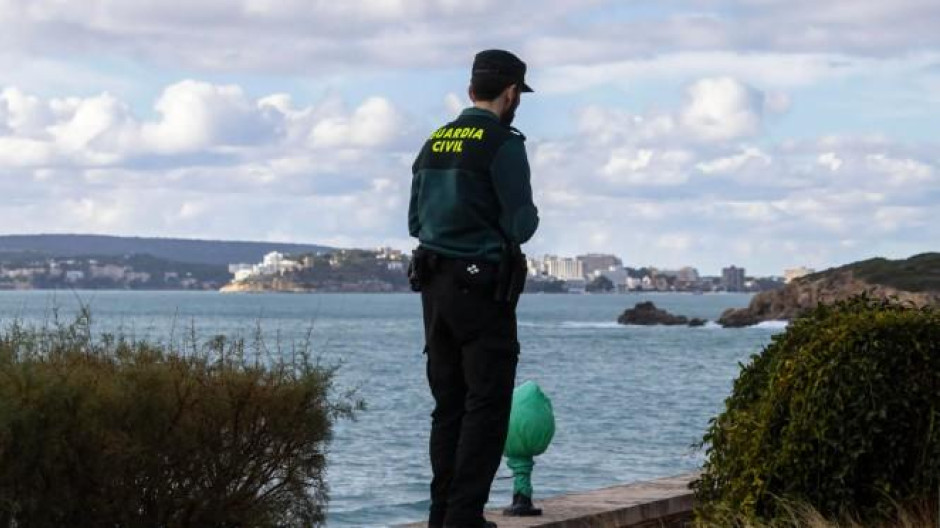 La Guardia Civil localizó el cadáver del niño con evidentes signos de haber sufrido una muerte violenta en una zona rocosa de la playa