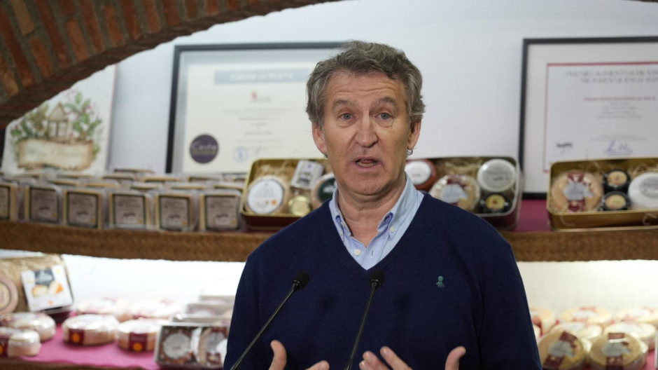 EuropaPress_7150186_presidente_pp_alberto_nunez_feijoo_atiende_medios_visita_fabrica_quesos