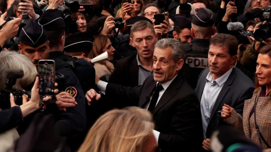 El baño de masas que ha recibido Sarkozy al presentar el libro sobre sus tres semanas en prisión