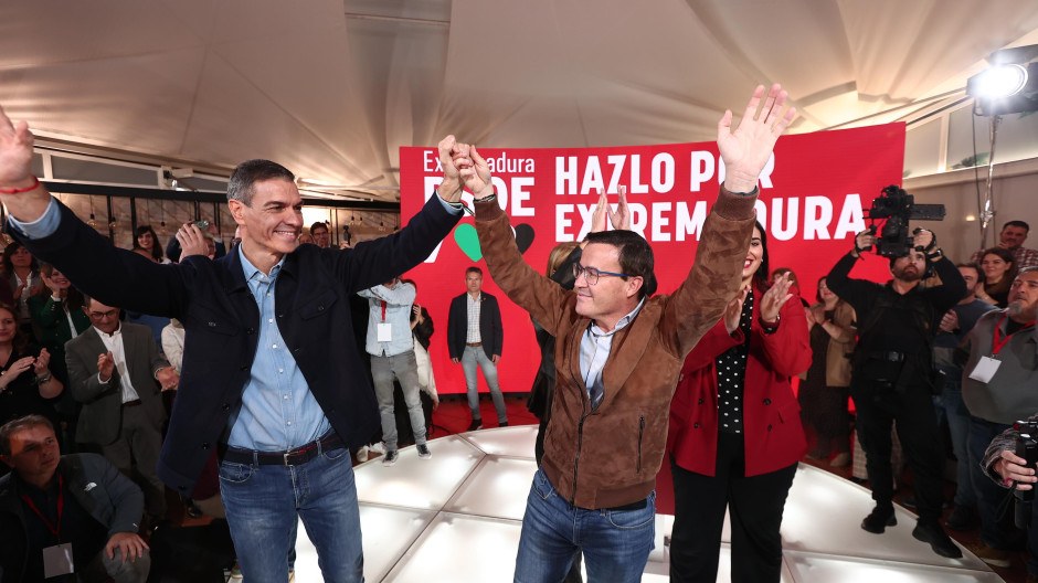 Sánchez acompaña al imputado Gallardo en un acto del PSOE