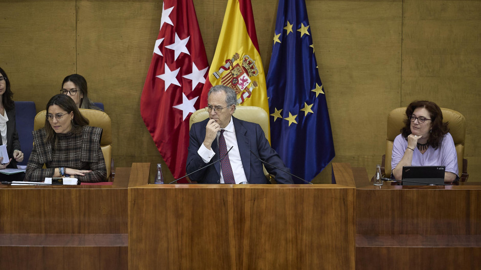 El pleno de la Asamblea, interrumpido al desvanecerse un diputado del PSOE-M
