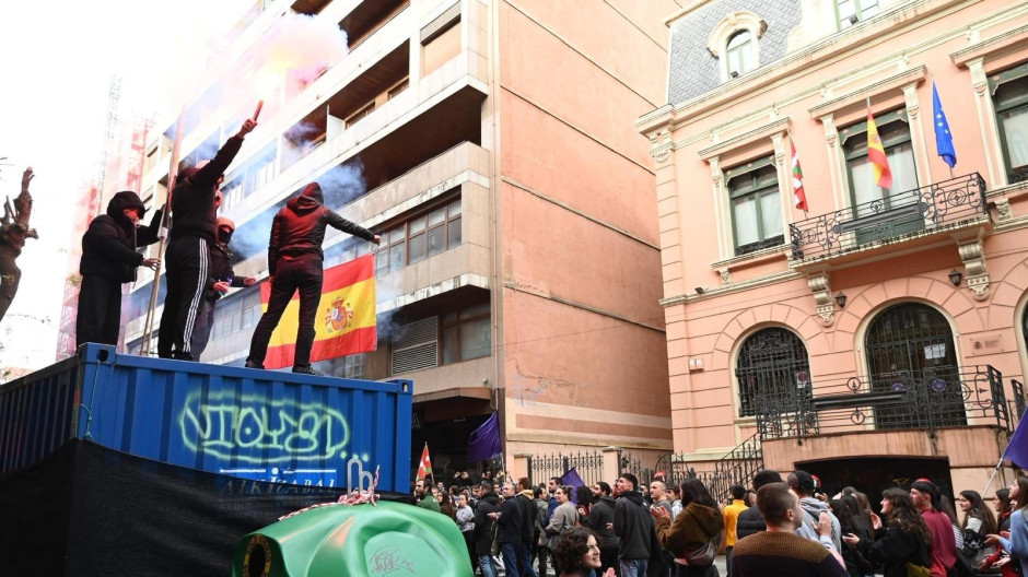 Encapuchados queman una bandera española en Bilbao