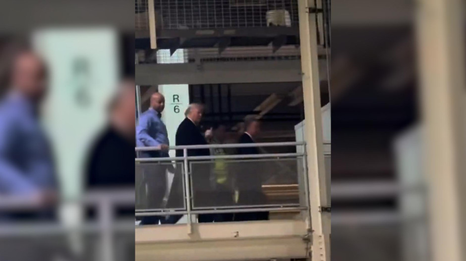 Trump peineta en Ford