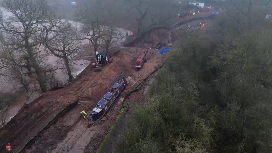 El rescate de los barcos atrapados tras el derrumbe en un canal en Reino Unido, a vista de dron