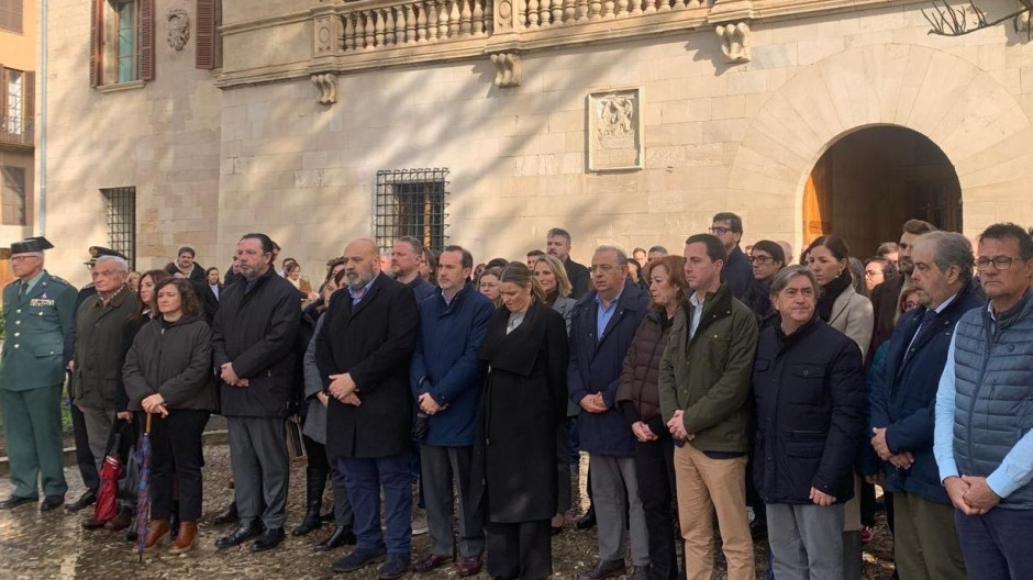 EuropaPress_7229328_minuto_silencio_consolat_mar_accidente_ferroviario_cordoba