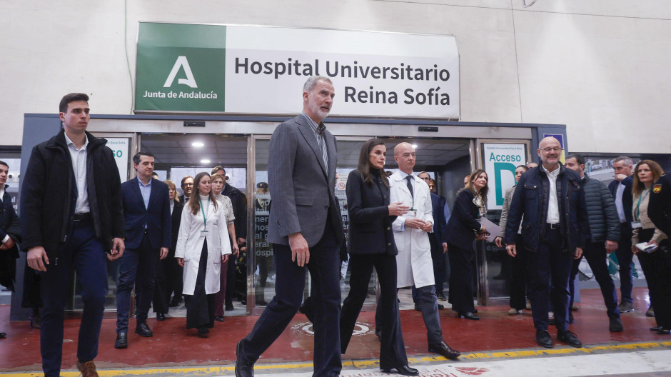 'Vivas' para los Reyes y abucheos a Montero en la visita a los heridos en el accidente de Adamuz