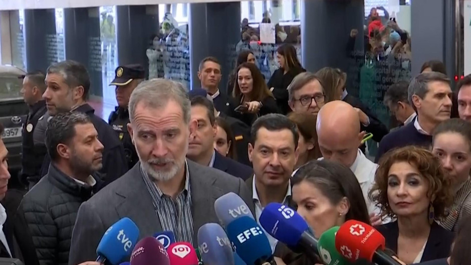 El Rey Felipe VI atiende a los medios en Adamuz