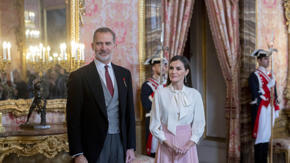 El Rey Felipe VI y la Reina Letizia, durante la recepción al cuerpo diplomático acreditado en España, en el Palacio Real, a 25 de enero de 2023