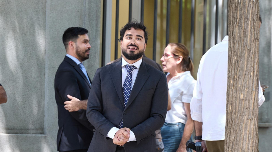 El líder de Se Acabó La Fiesta (SALF) y eurodiputado, Luis 'Alvise' Pérez, al salir de declarar en el Tribunal Supremo
