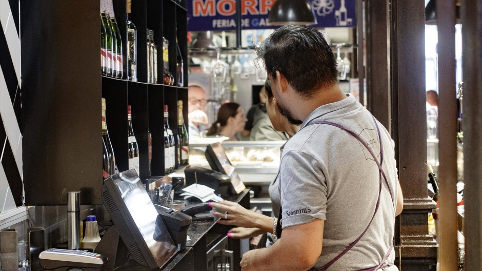 Dos camareros, en un bar de Madrid