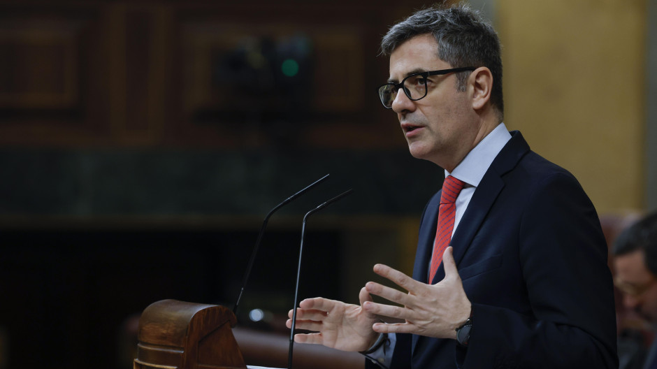 El ministro de la Presidencia, Félix Bolaños, durante una sesión plenaria extraordinaria en el Congreso de los Diputados