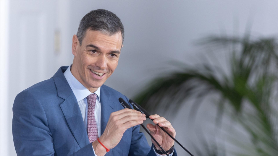 Sánchez cambia de opinión: de pedir expulsar ilegales para «desincentivar» a las mafias a regularizar 500.000