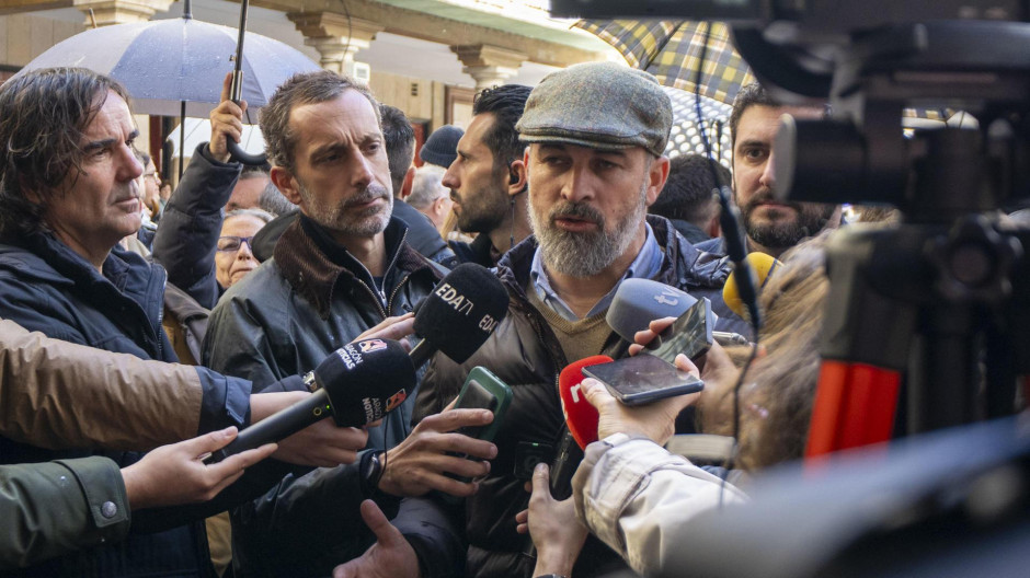 El líder de Vox, Santiago Abascal (i), atiende a los medios en su visita este jueves a Teruel