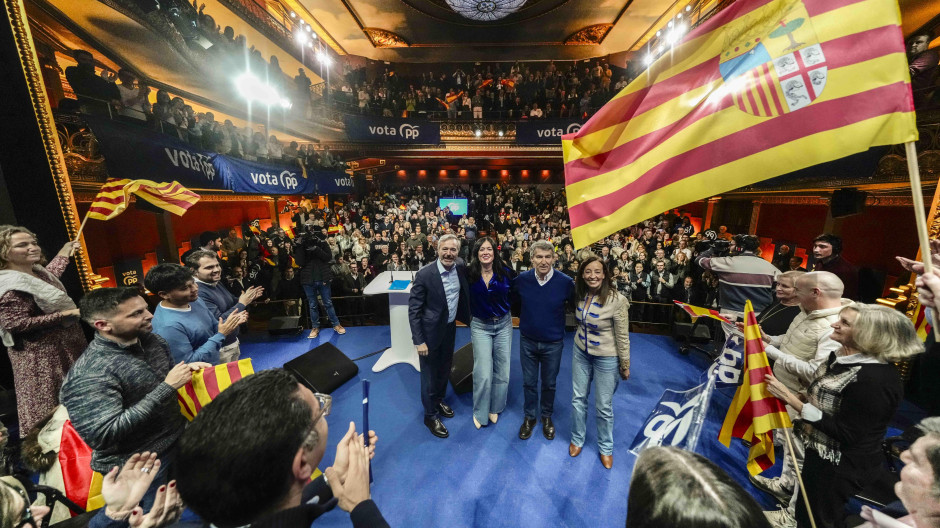 El presidente del PP, Alberto Núñez Feijóo, junto al candidato a la reelección a la Presidencia de Aragón, Jorge Azcón