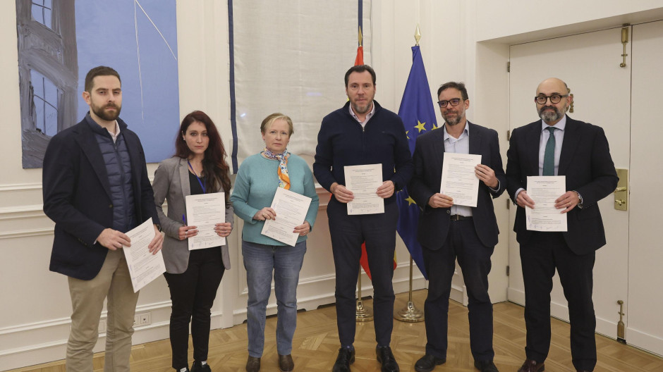 El ministro de Transportes, Óscar Puente (3d), firma este lunes junto a CCOO, UGT y el sindicato de maquinistas Semaf