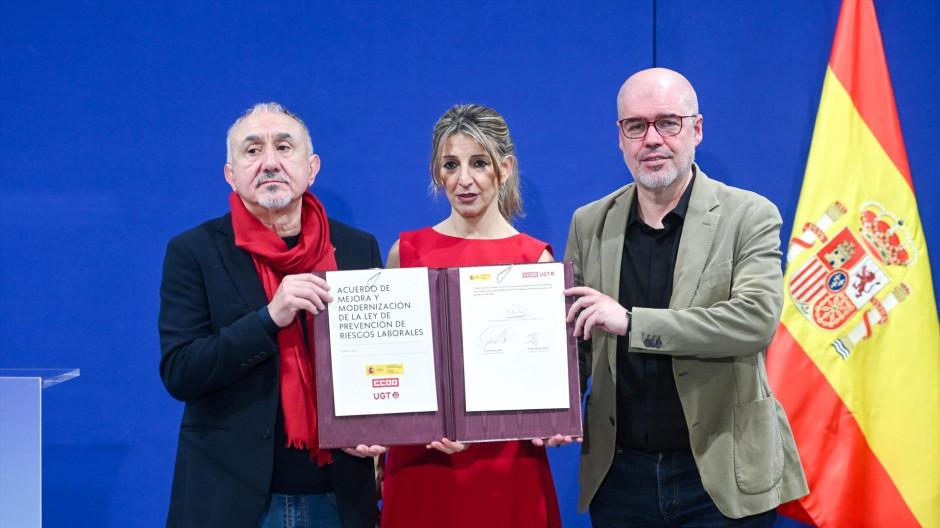 Yolanda Díaz, con los secretarios generales de CCOO, Unai Sordo (d) y de UGT, Pepe Álvarez (i)